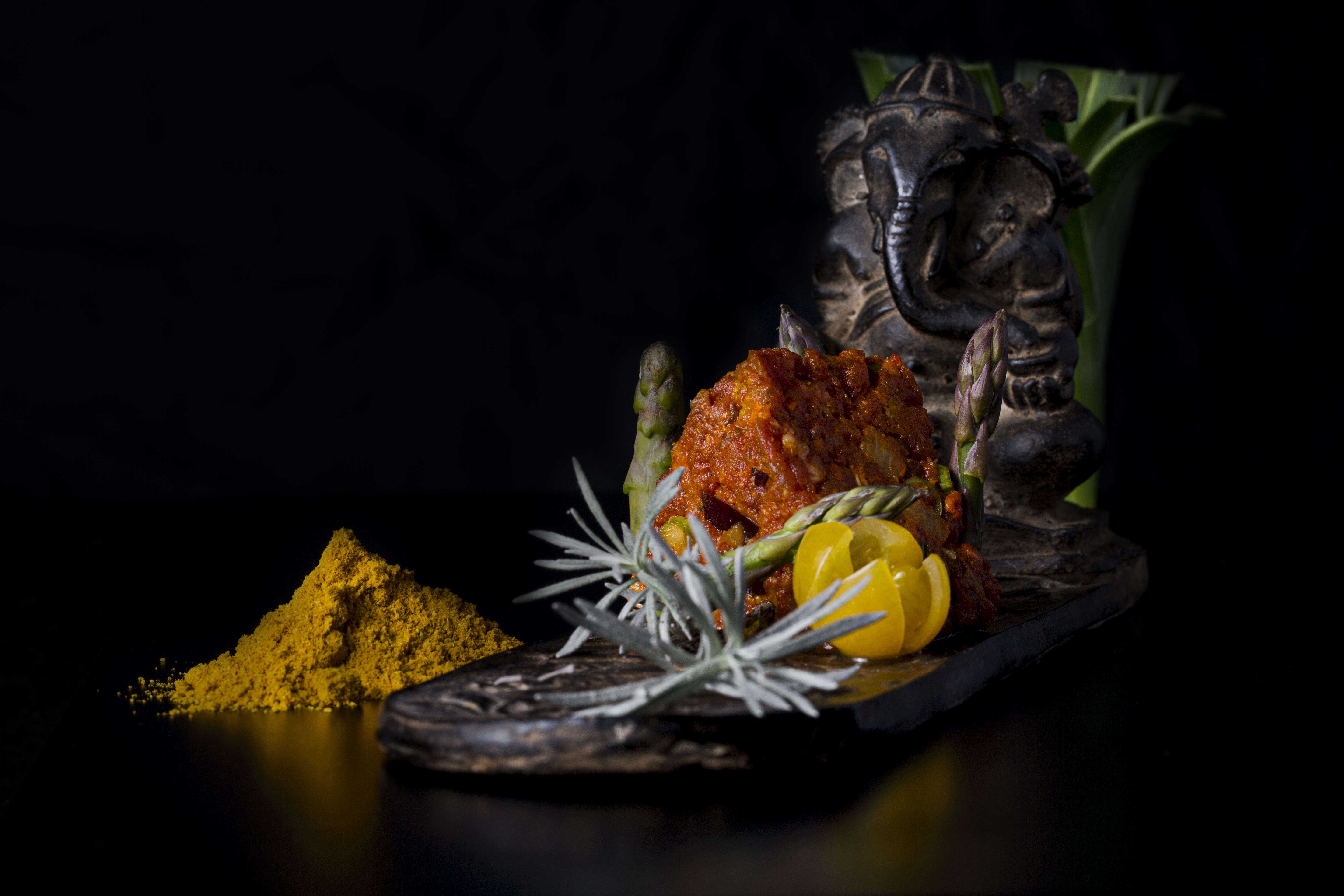 Curry de tartar de chorizo Picasines con puntas de trigueros y piña